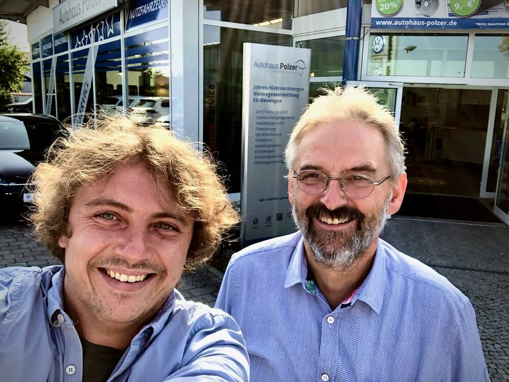 Bastian Polzer mit seinem Vater vor dem damaligen Autohaus Polzer